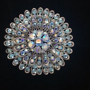 Brooch set in silvertone with Peacock color’s